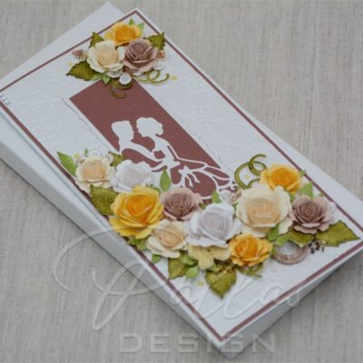 kreemikate roosidega pulmakaart