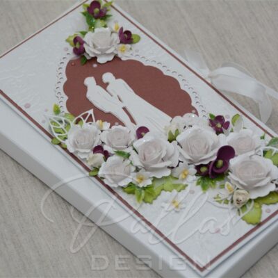 valgete roosidega pulmakaart