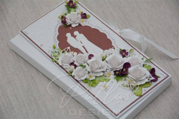 valgete roosidega pulmakaart