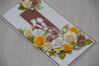 kreemikate roosidega pulmakaart