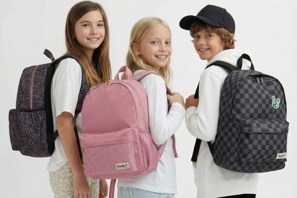 lapsed kannavad seljakotte igapäevases kasutuses