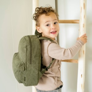 poiss seljakotiga tegevuses