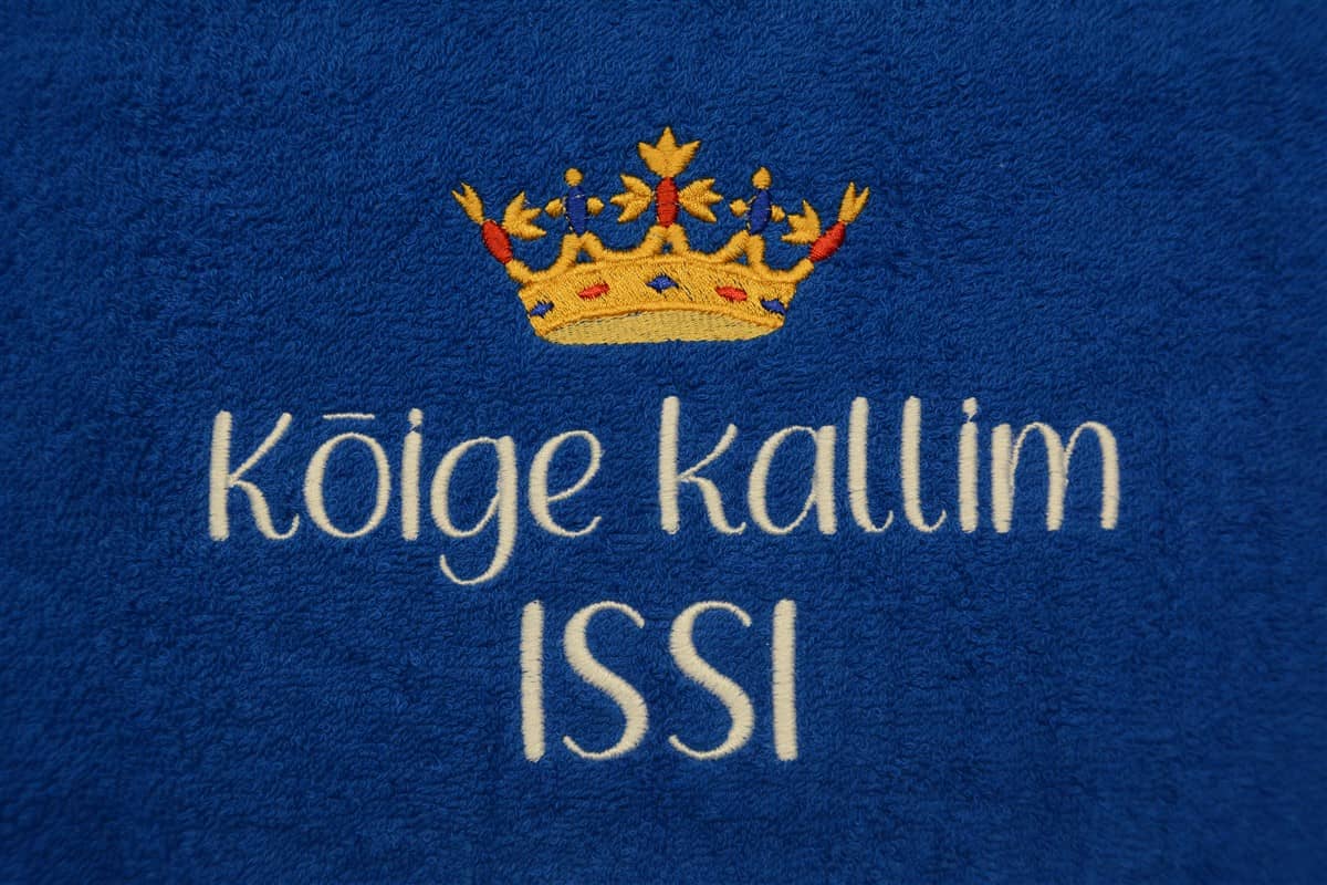 tikandiga saunalina kirjaga Kõige kallim issi
