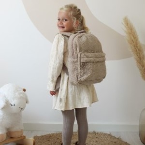 tüdruk seljakotiga tegevuses