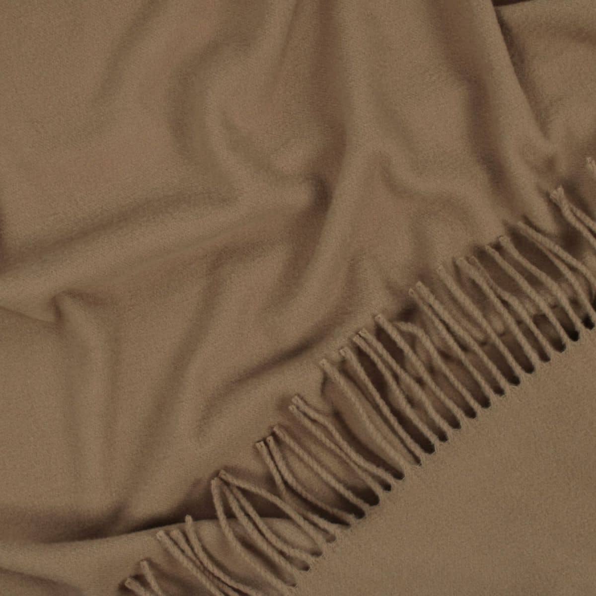 Tummanbeige huopa kashmirista 140x200 cm – 20 % kashmiria 2 Huopa kashmirista tummanbeige yksityiskohta
