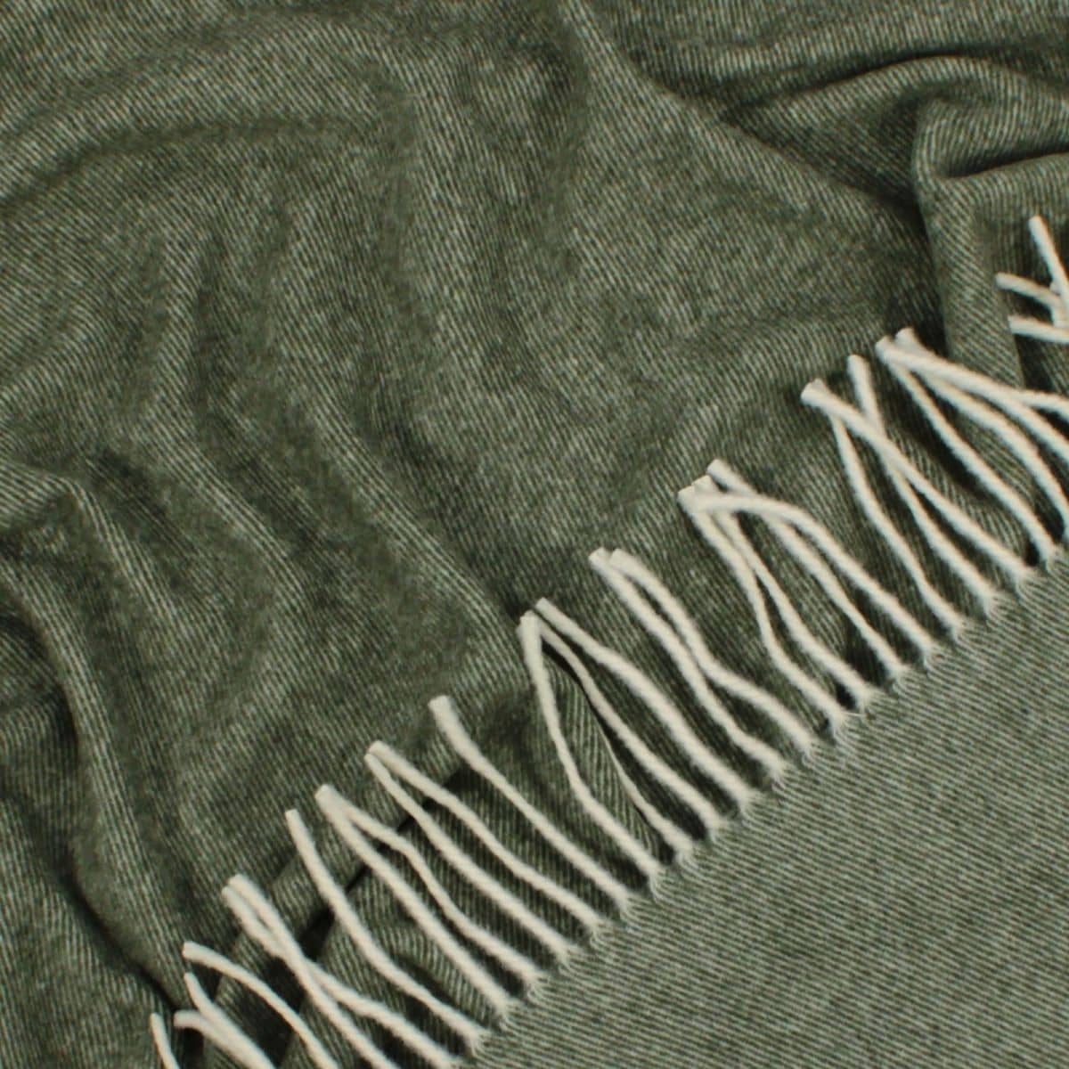 Sammalenvihreä kashmirhuopa 140x200 cm – 50% kashmiria 2 Sammalenvihreä kashmirhuopa 140x200 cm – 50% kashmiria - Image 2